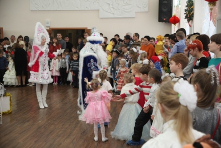 Новогоднее представление (2014-2015гг). Массовка возле елочки с феей Драже, Дедом Морозом и Снегурочкой. Парад волшебных сказок.