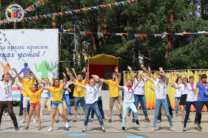Члены городского Союза "Крылатая юность" - участники областной смены "Радуга успеха-2015" в ДСООЦ "Лазурный".